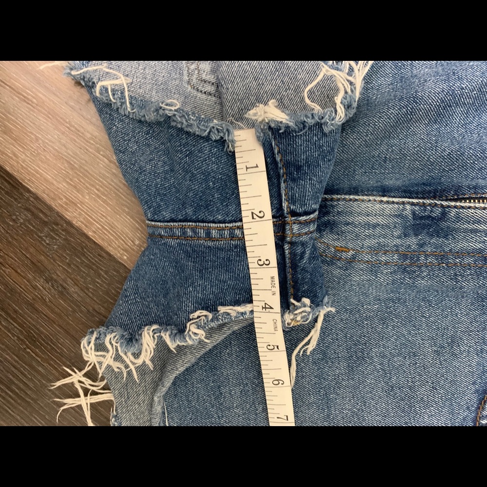 ❤️F21 Demin Cut Offs - Picture 8 of 9